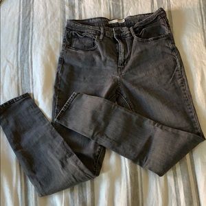 Dark grey Levi’s jeans